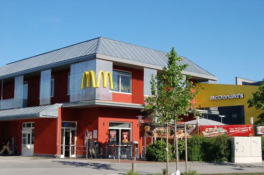 munich attack 18 year old german iranian dual citizen kills 9 at mcdonalds mall