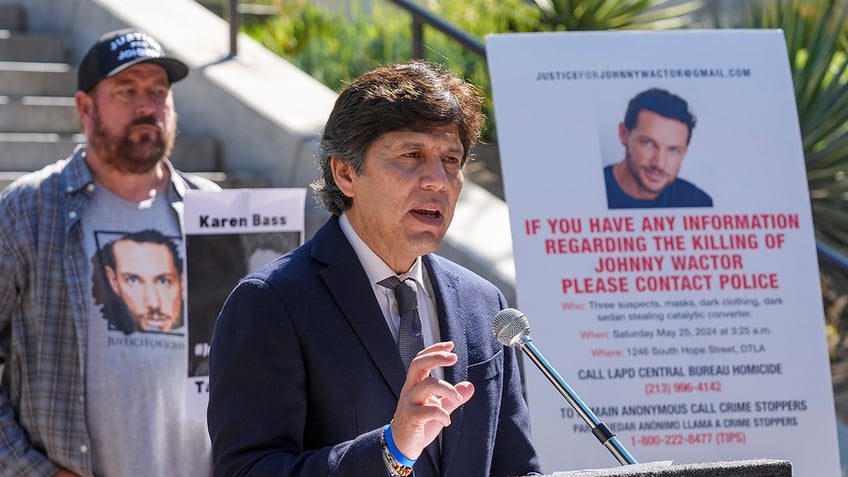 LA councilmen Kevin De Leon wears blue suit to press conference