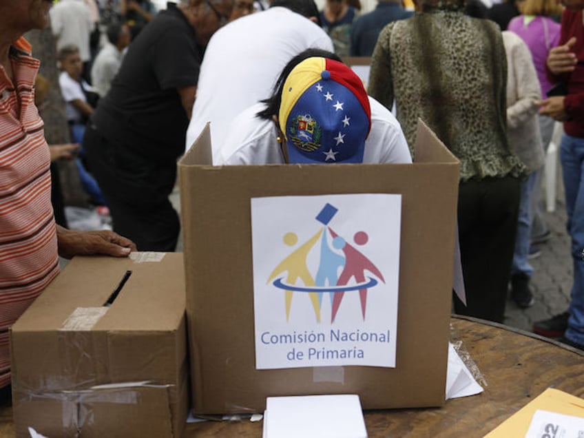 CARACAS, VENEZUELA - OCTOBER 22: People vote during the Venezuelan opposition primary elections in Caracas, Venezuela on October 22, 2023. Venezuela's opposition is voting in the primaries that will select a candidate to face President Nicolas Maduro in the elections next year. (Photo by Pedro Rances Mattey/Anadolu via Getty Images)