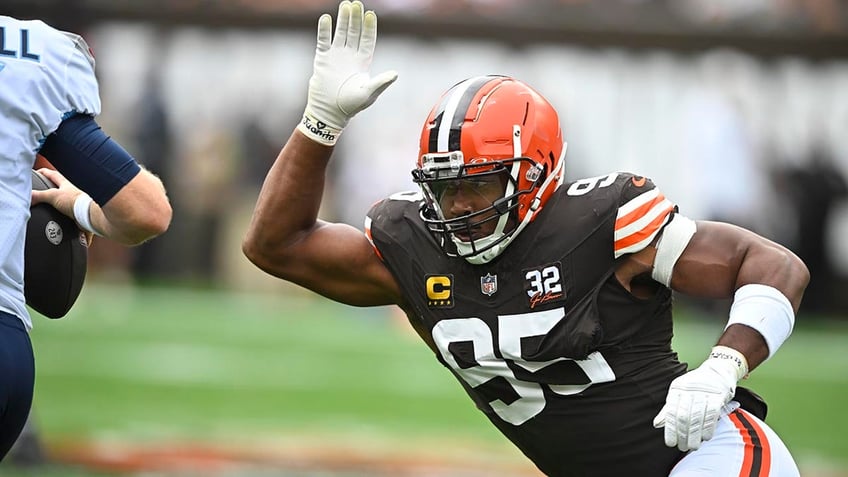 myles garrett browns defense stifle titans in blowout win