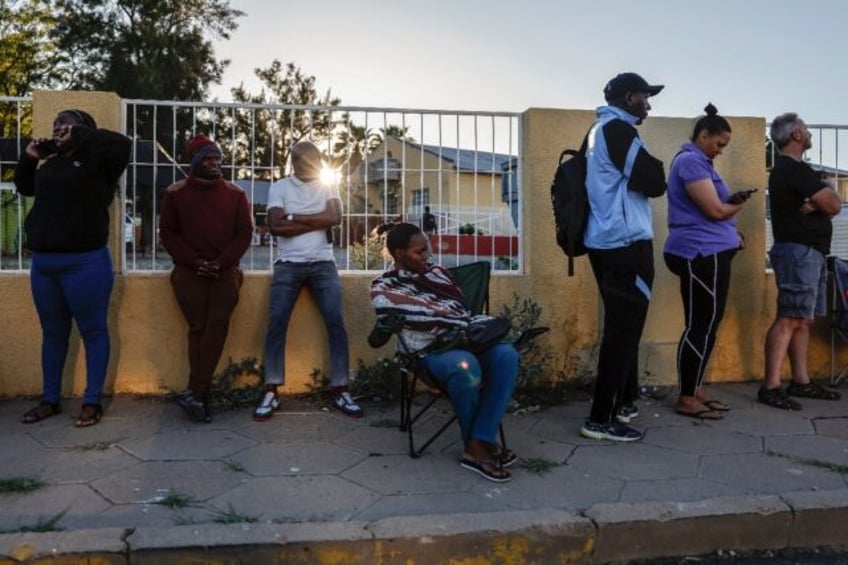 Des électeurs attendent l'ouverture d'un bureau de vote à Windhoek, le 29 novembre 2024