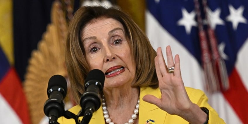 nancy pelosi repeatedly urges white house audience to clap thats an applause line