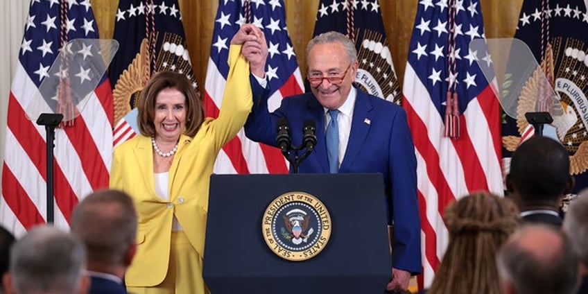 nancy pelosi repeatedly urges white house audience to clap thats an applause line