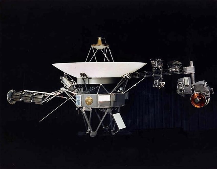 nasa hears heartbeat from voyager 2 after inadvertant blackout