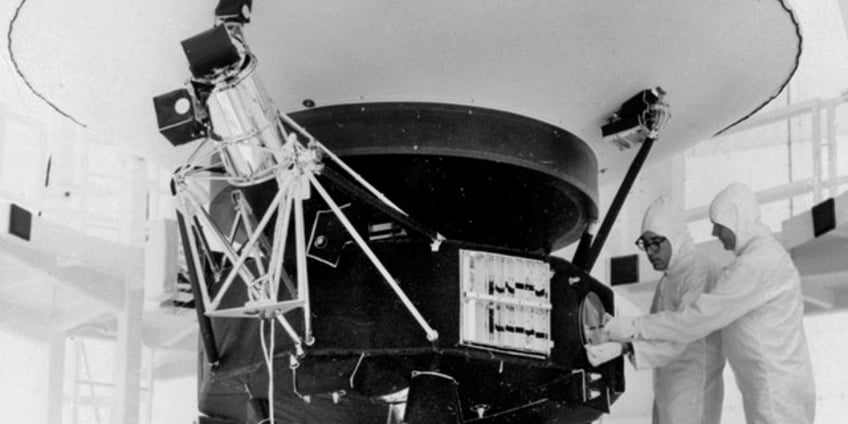 nasa hears voyager 2 heartbeat after accidentally cutting off communication