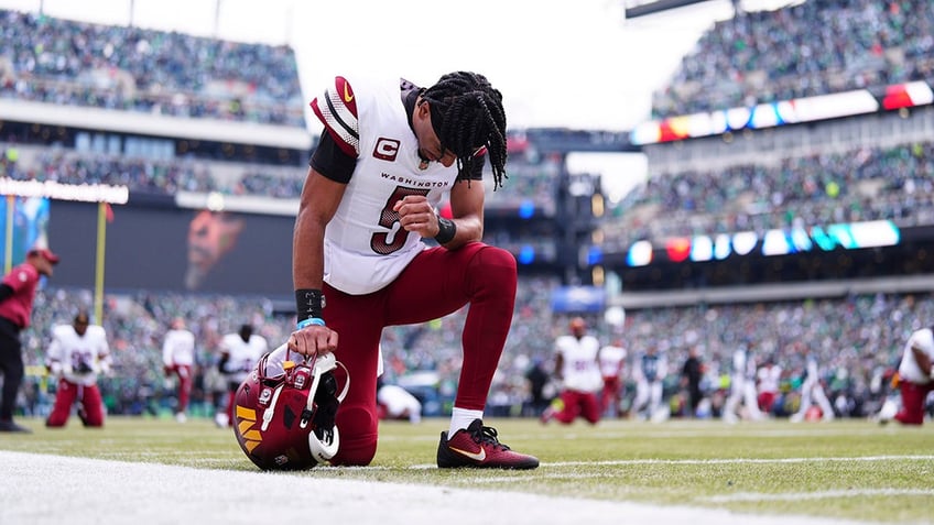 Jayden Daniels prays before game