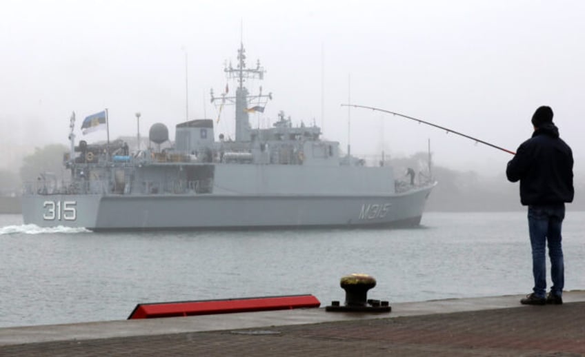 14 May 2021, Mecklenburg-Western Pomerania, Warnemünde: The minehunting boat M315 from Es