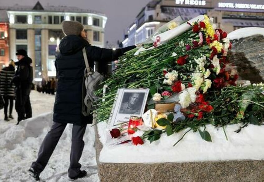 navalnys body finally released to mother amid controversy over public moscow funeral 