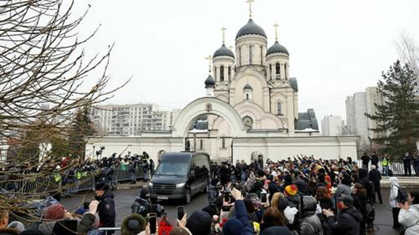 navalnys funeral draws thousands but ends peacefully without incident