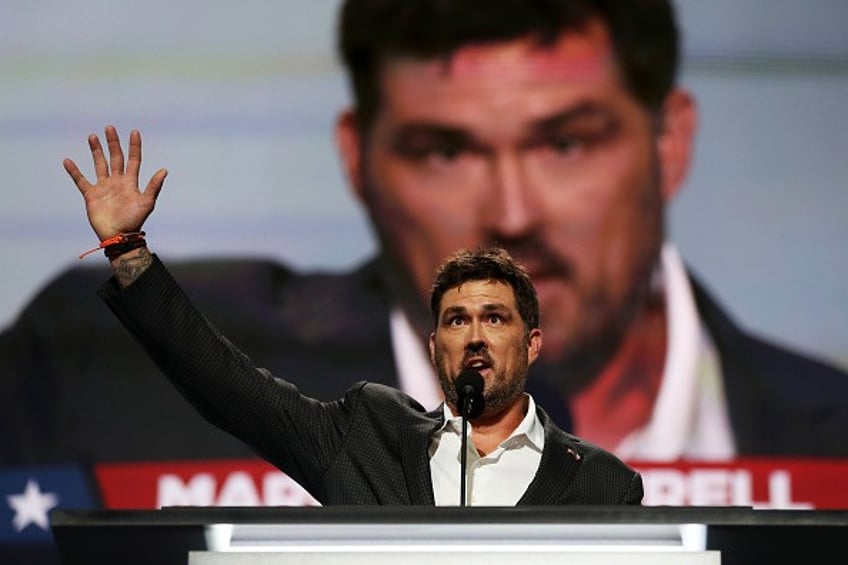 navy seal marcus luttrell ditches teleprompter mid speech to speak from the heart