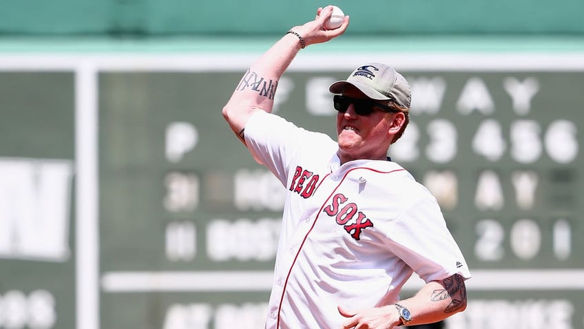 Robert O'Neill throwing pitch