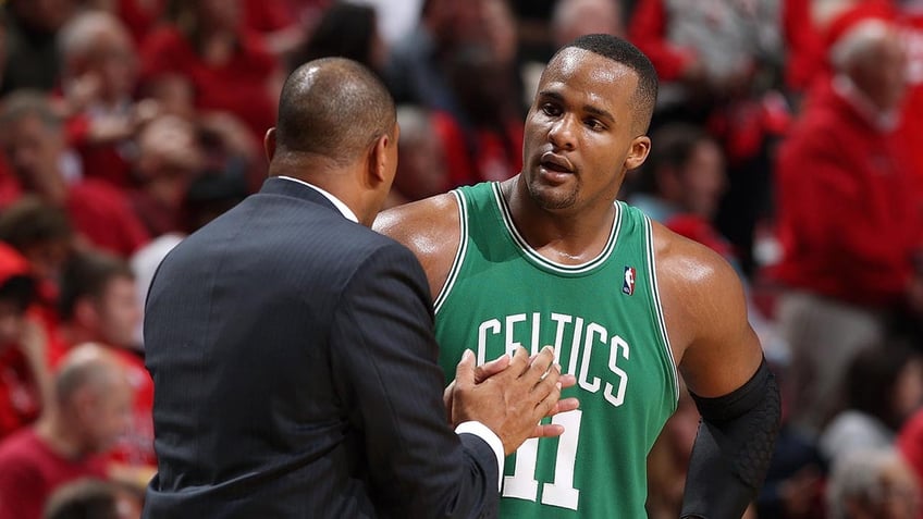 Glen Davis talks to Doc Rivers