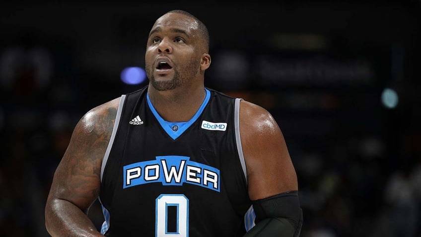 Glen Davis shoots the basketball