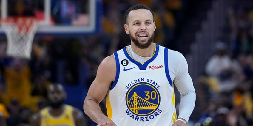 nba star steph curry steals show with surprise performance during paramore concert at warriors home arena