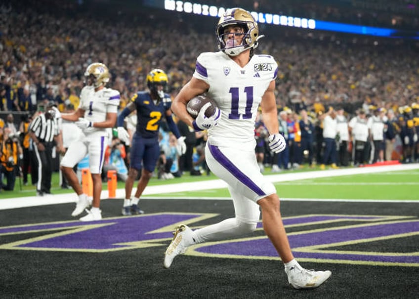 Washington Huskies wide receiver Jalen McMillan scores a 3-yard touchdown pass from quarterback Michael Penix Jr. During the national championship...