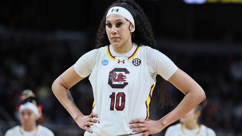 Kamilla Cardoso takes a free throw