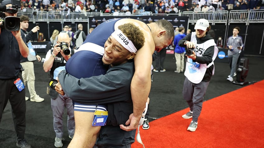 David Carr lifts Aaron Brooks