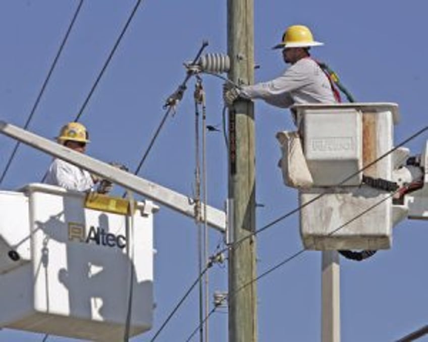 Nearly 30K still without power in Minnesota's storm-ravaged Twin Cities region