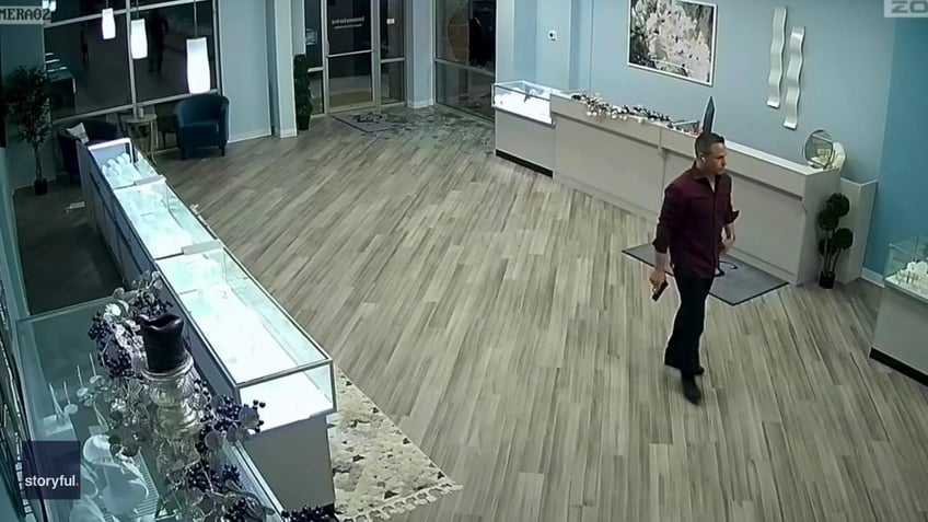 Nebraska jewelry thief chased away by armed veteran