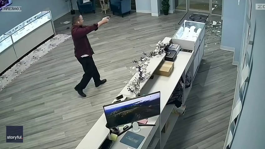 Nebraska jewelry thief chased away by armed veteran