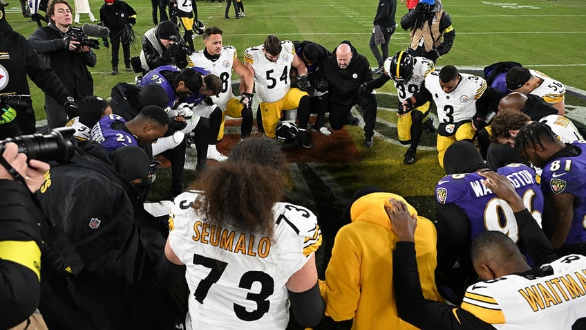 Steelers and Ravens players pray