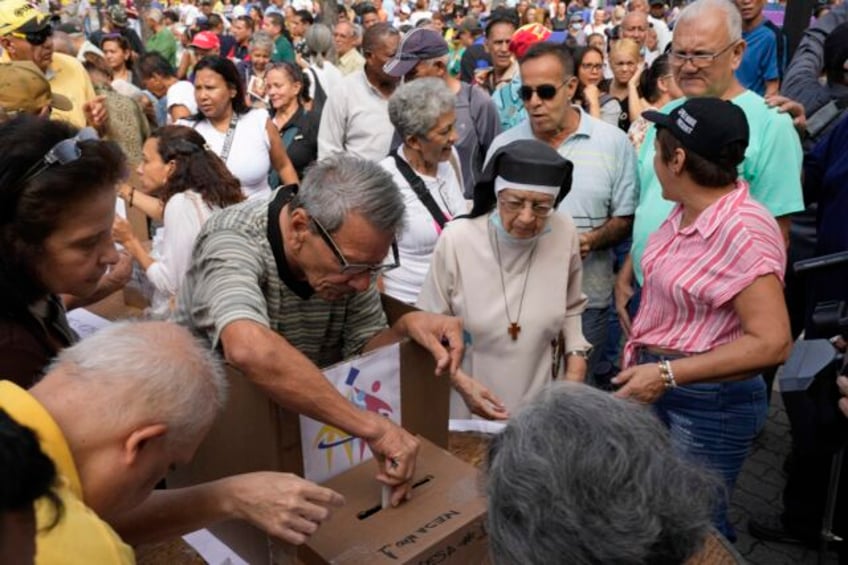 neither rain nor shine stop ebullient venezuelans from voting in oppositions presidential primary