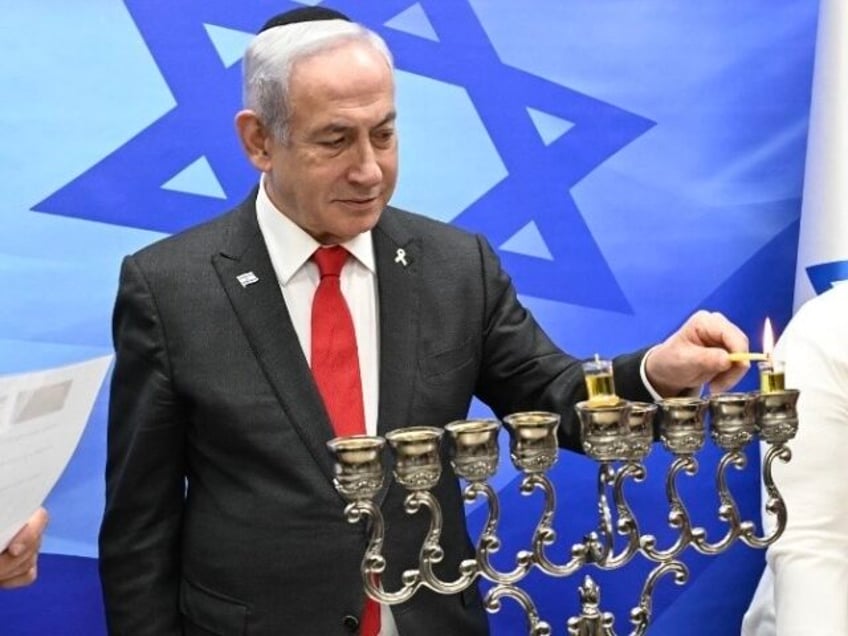 Netanyahu lights Hanukkah candles (Haim Zach / GPO)