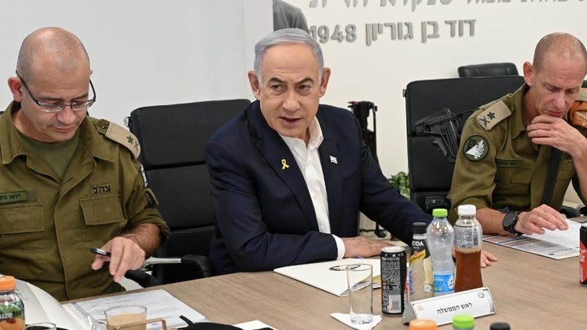 Netanyahu speaking with IDF officials