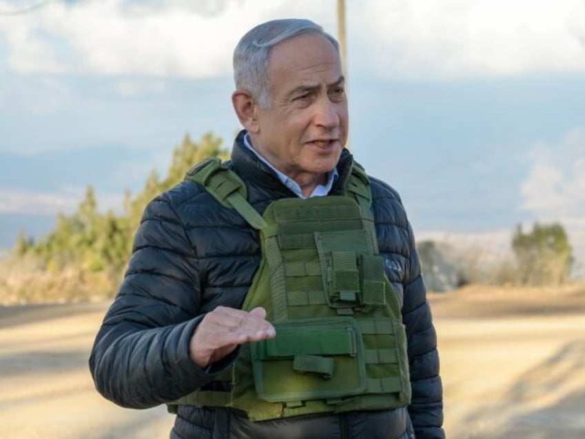 Benjamin Netanyahu at the border (Ma'ayan Toaf / GPO)