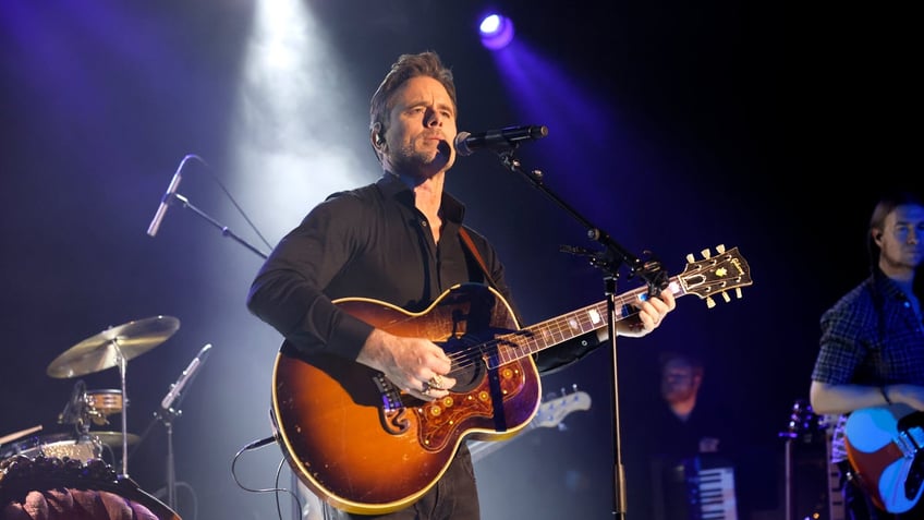 Charles Esten performing