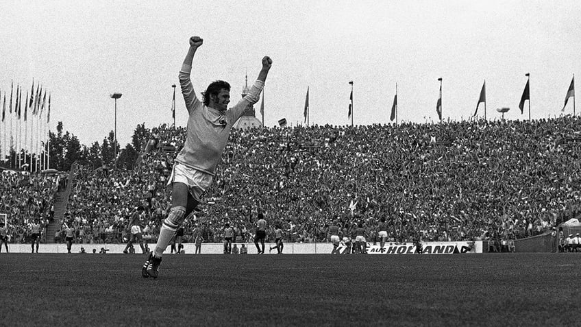 netherlands goalkeeper who was runner up in 2 world cup finals dies at age of 82