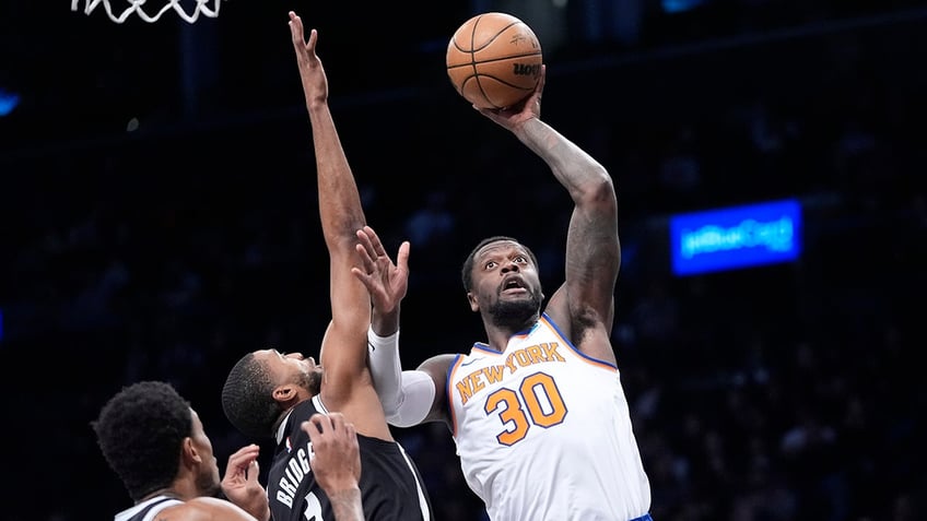 Julius Randle goes up for a shot