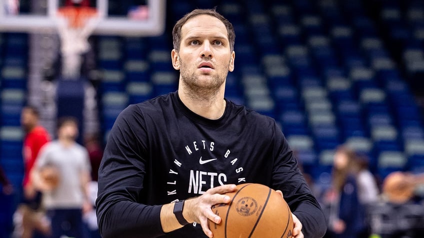 Bojan Bogdanovic shoots