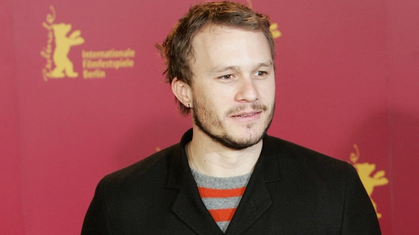 Heath Ledger poses on a red carpet