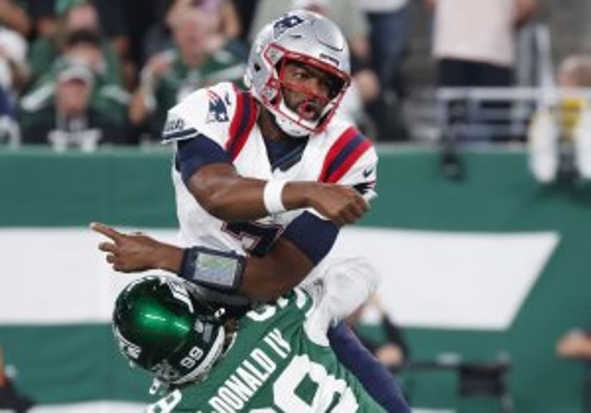 New England Patriots QB Jacoby Brissett keeps starting job, coach praises toughness