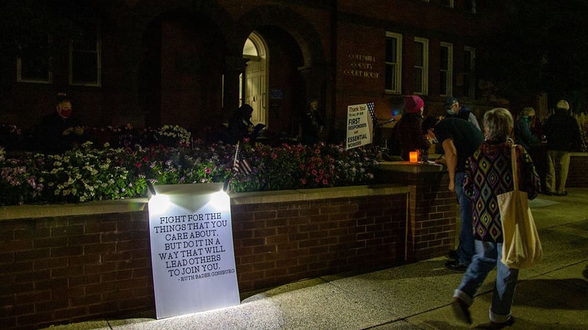 People enter courthouse