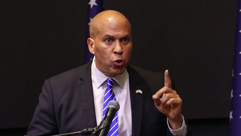 new jersey sen cory booker interrupted by protesters demanding gaza cease fire