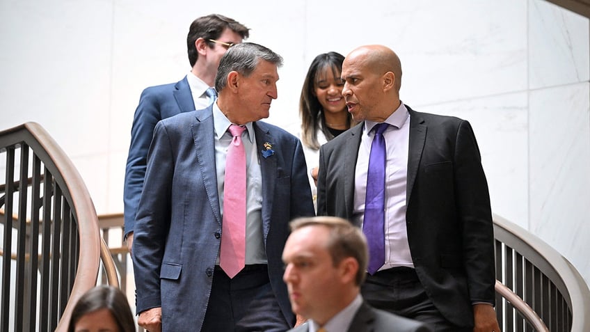 new jersey sen cory booker interrupted by protesters demanding gaza cease fire