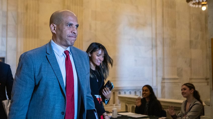 new jersey sen cory booker interrupted by protesters demanding gaza cease fire