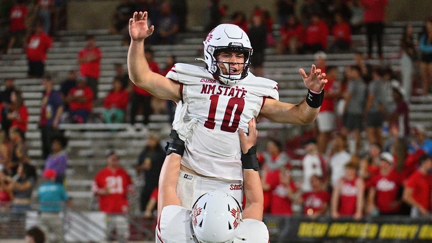 new mexico state quarterback diego pavia allegedly caught peeing on rivals logo report