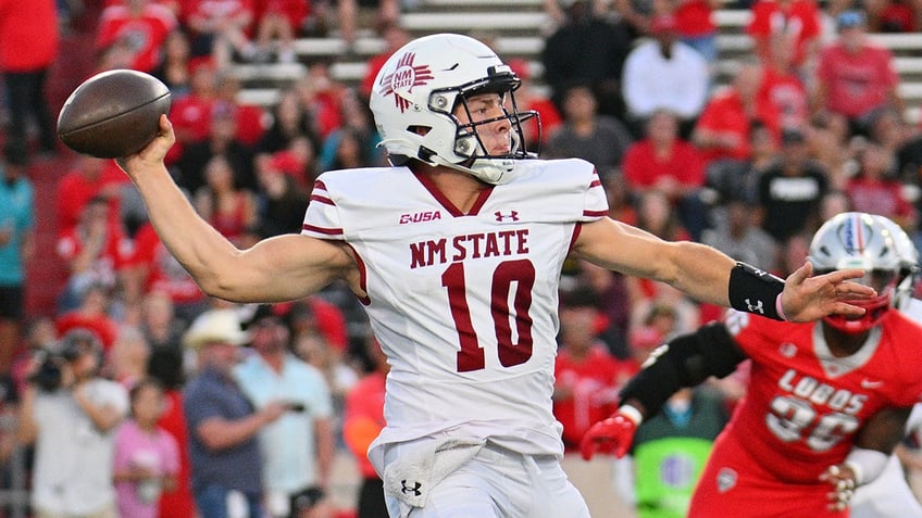 new mexico state quarterback diego pavia allegedly caught peeing on rivals logo report