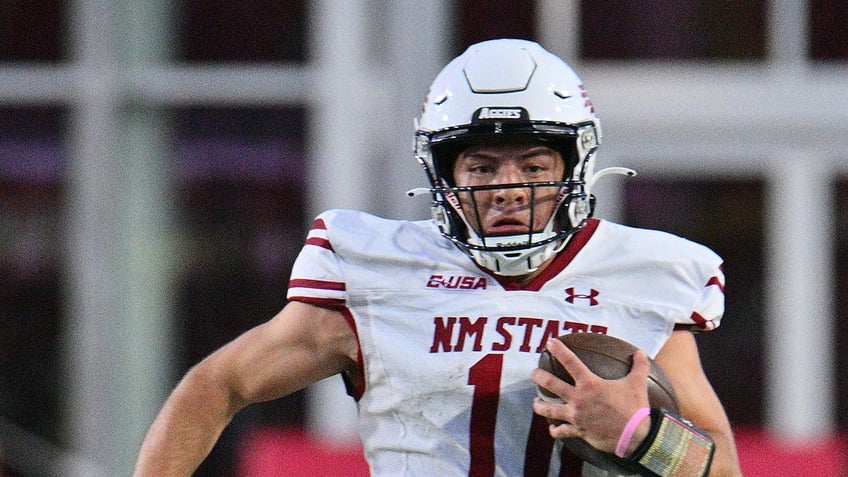 new mexico state quarterback diego pavia allegedly caught peeing on rivals logo report