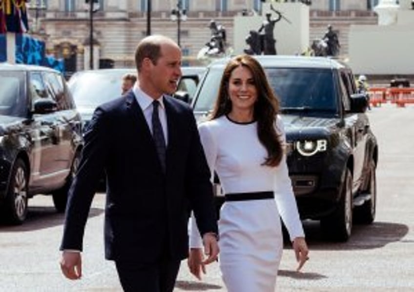 New photo shows Kate Middleton smiling with her kids