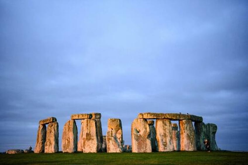 new research sheds light on mysterious origin off stonehenges altar stone