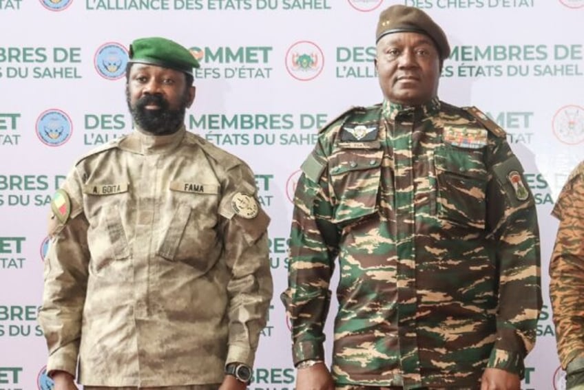 Niger's General Abdourahamane Tiani (R) and Malian Colonel Assimi Goita (L) ahead of the C