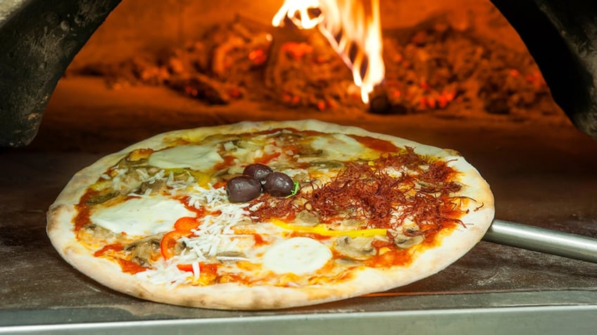 Wood-fired pizza oven