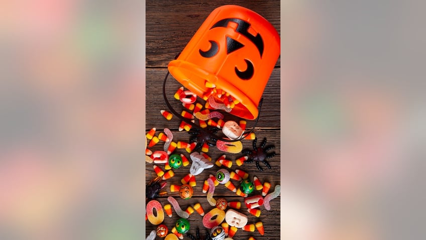 new york man points gun at 6 year old taking part in halloween booing tradition kid just traumatized