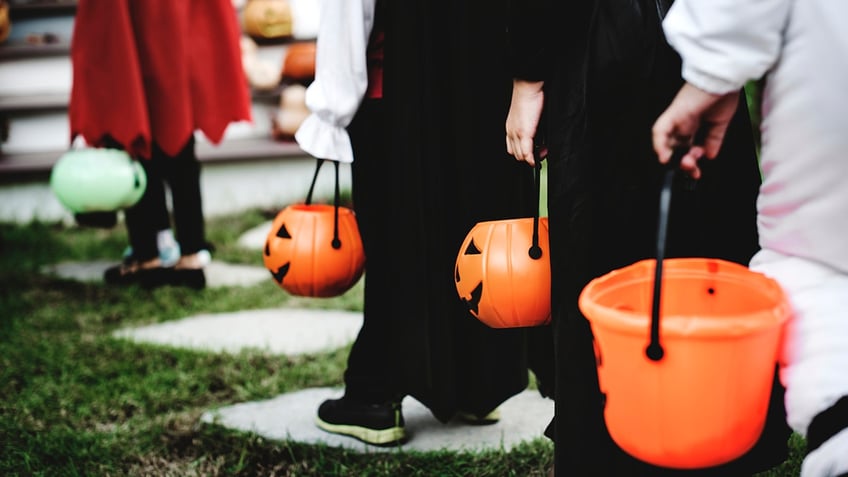 new york man points gun at 6 year old taking part in halloween booing tradition kid just traumatized