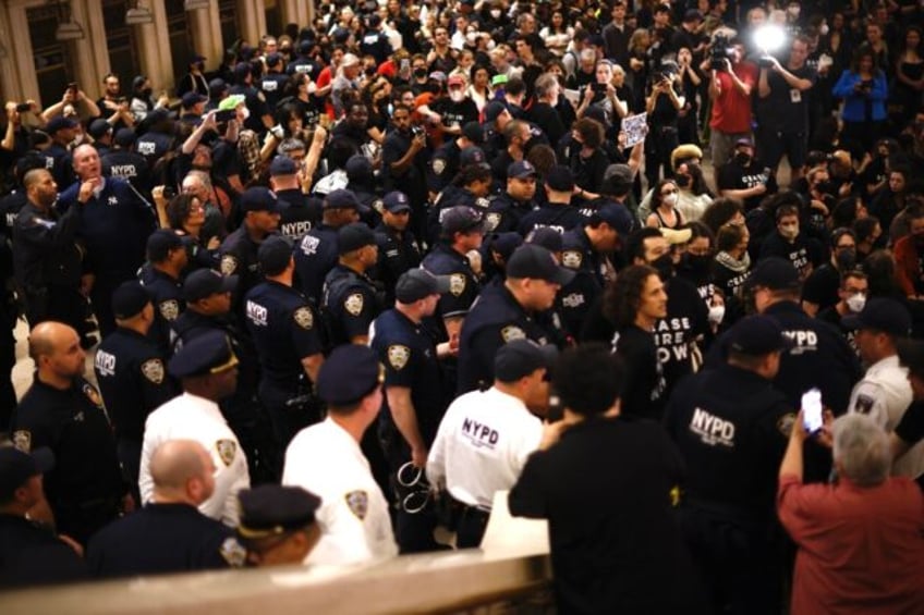 new york police arrest hundreds at jewish protest urging gaza ceasefire