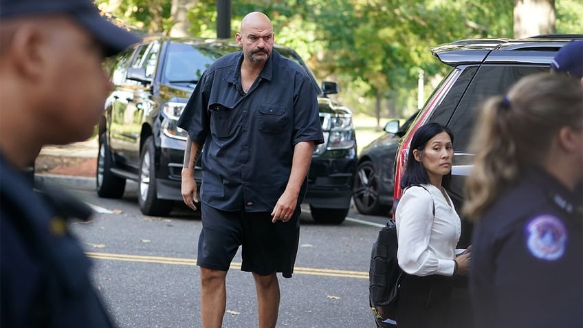 new york post columnist wearing full fetterman get up details being denied entry into restaurants